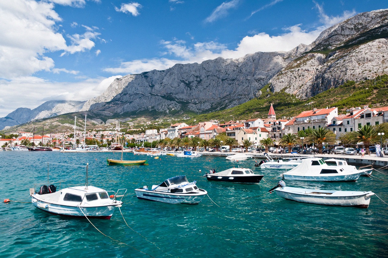 Hafen von Makarska vor der Biokovo-Bergkette
