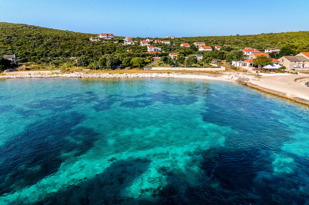 Türkisfarbene Lagune vor der Insel Olib in der Adria