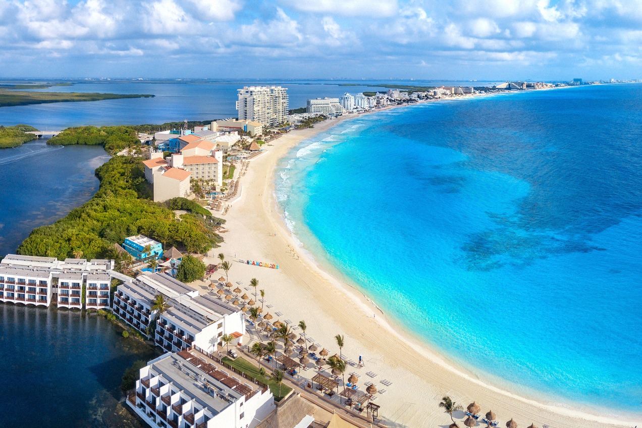 Türkisfarbene Karibiklagune und Sandstrand von Cancún
