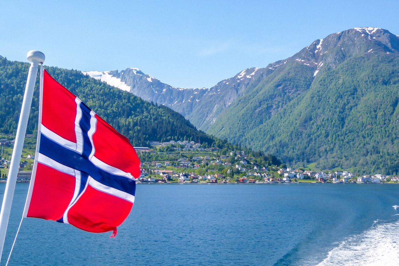 Norwegische Flagge am Heck einer Fähre im Fjord