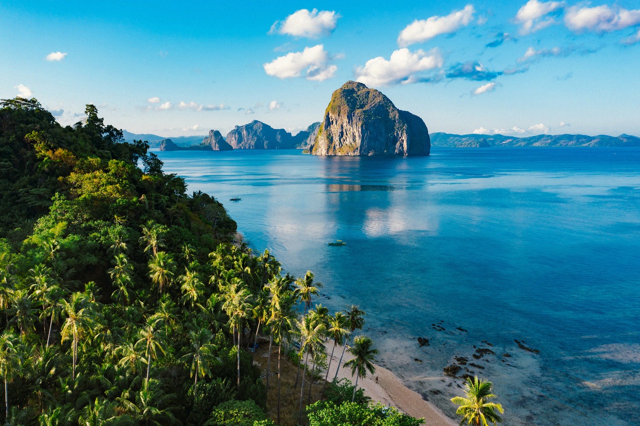 Kalksteinfelsen und Palmen bei El Nido auf Palawan