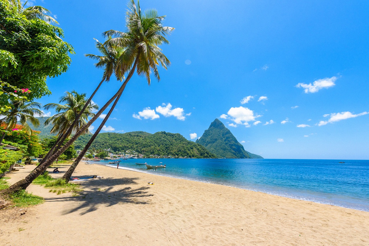 Strand in der Soufrière Bay auf Saint Lucia
