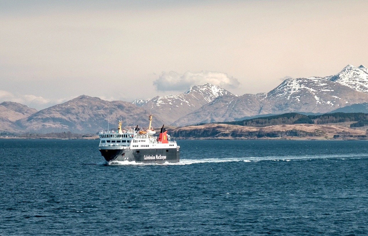 Eine große Caledonian-MacBrayne-Fähre auf der Route Oban-Mull