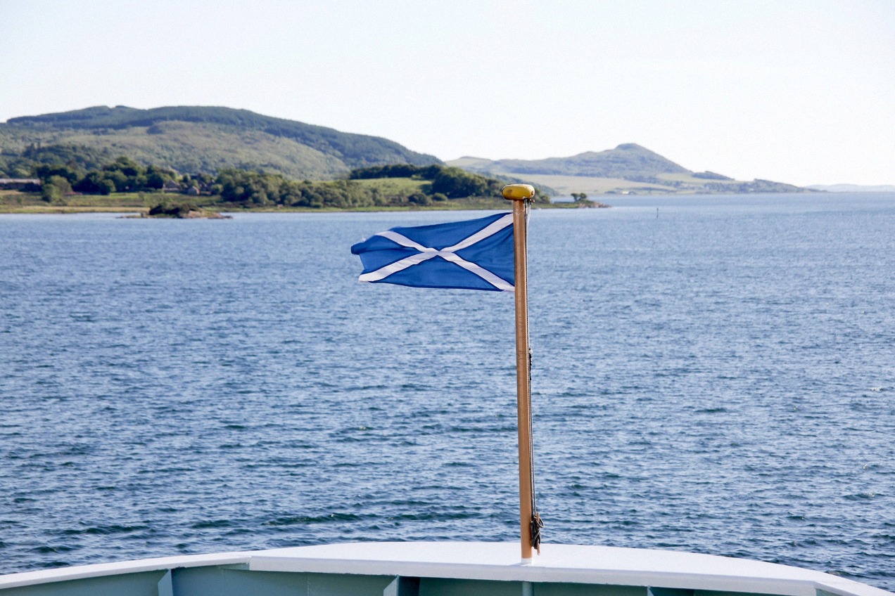 Schottische Flagge am Bug einer Fähre vor der Küste bei Kennacraig