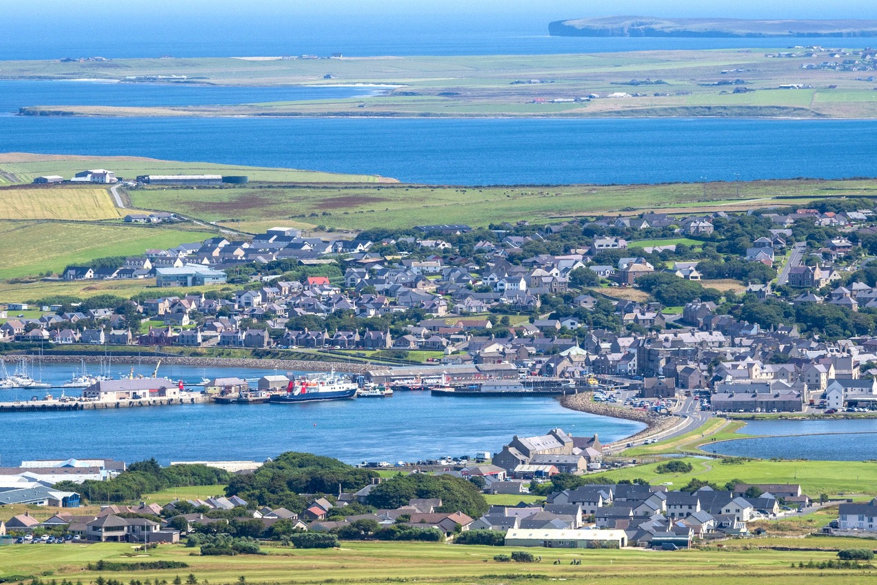 Luftaufnahme von Kirkwall auf den Orkney-Inseln
