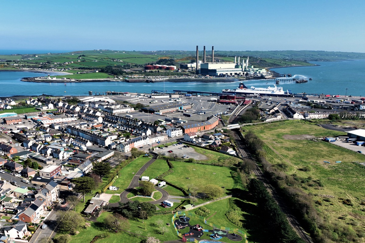 Luftaufnahme des Fährhafens Larne mit Lough Antrim im Hintergrund, Nordirland