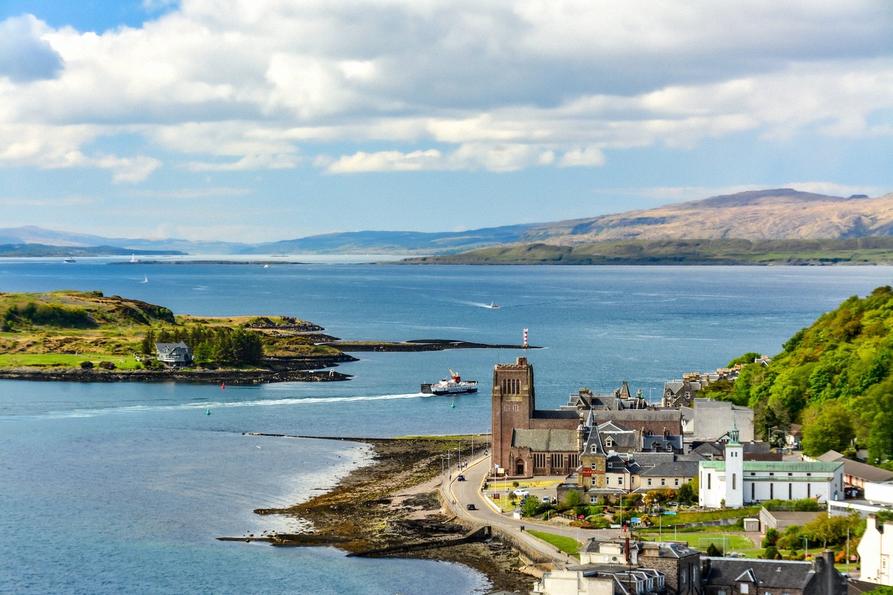 Panoramablick über den Hafen von Oban, dem Tor zu den Inneren Hebriden