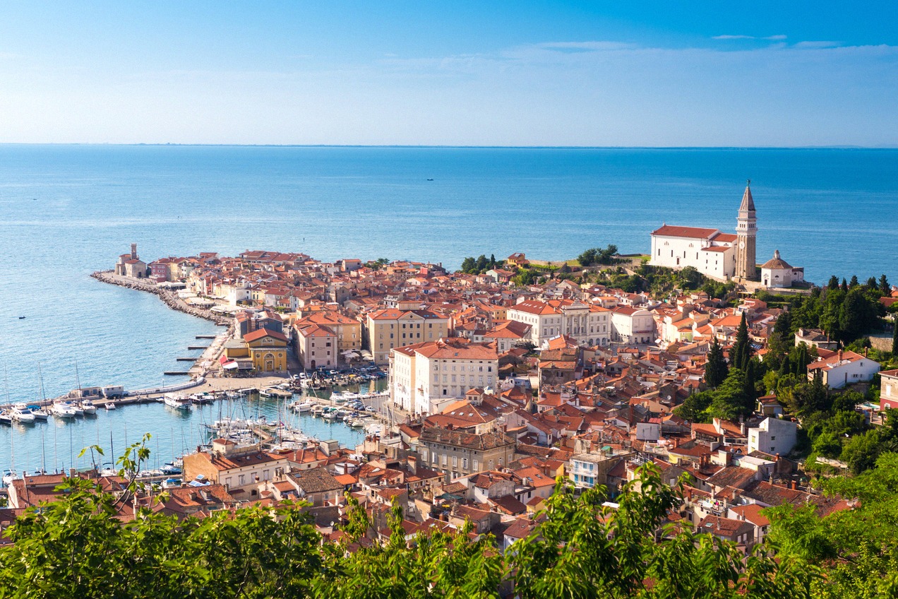 Die Altstadt von Piran an der Adria mit der Kirche St. Georg