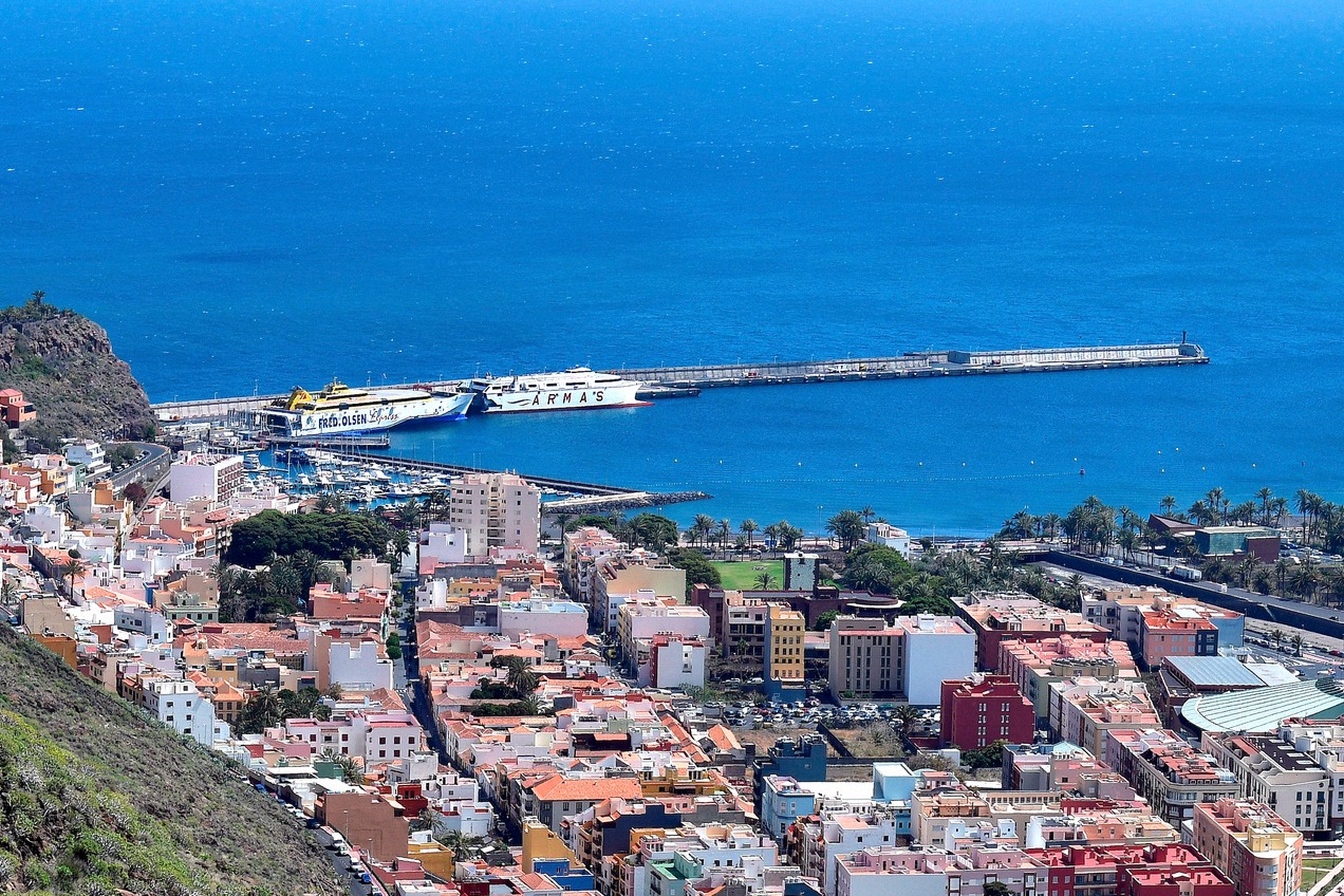 Fährhafen von San Sebastián de La Gomera mit Fred-Olsen- und Armas-Schiffen