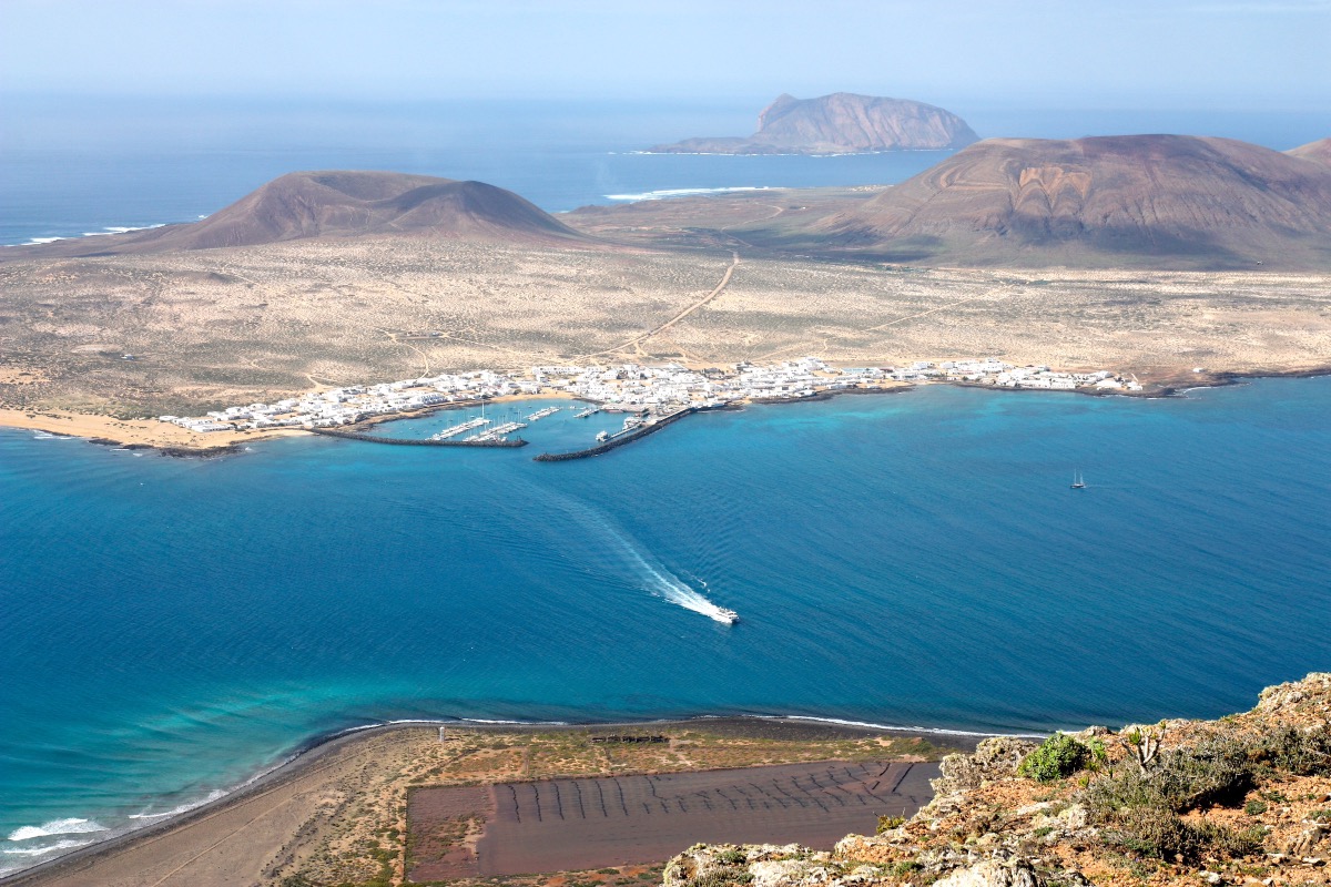 Ferries to La Graciosa