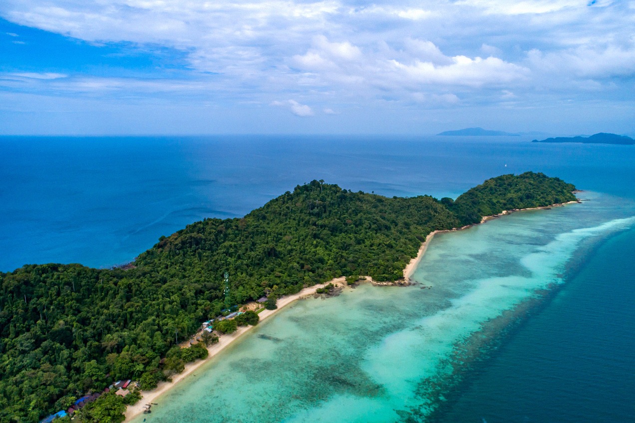 Luftaufnahme von Koh Kradan mit Dschungel und Korallenriff