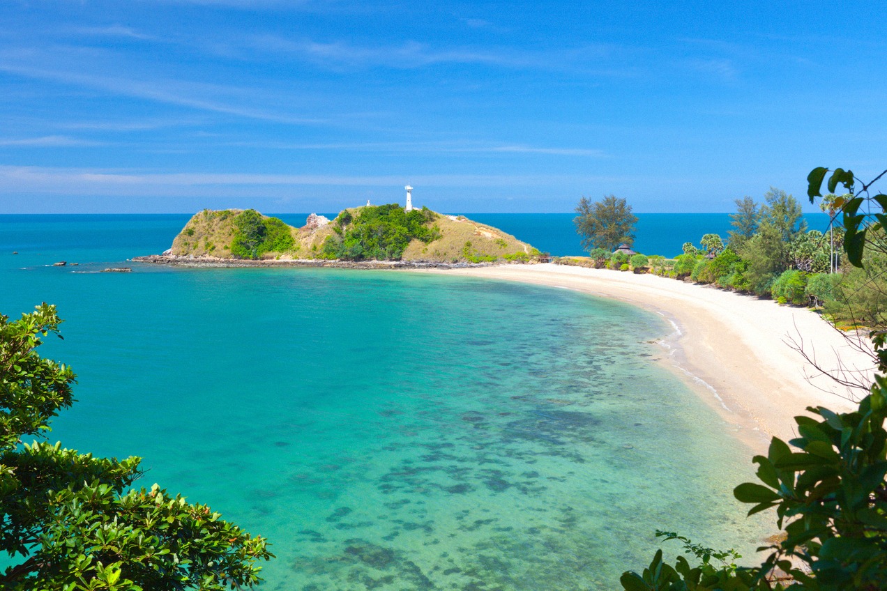 Bucht im Nationalpark von Koh Lanta mit Leuchtturm