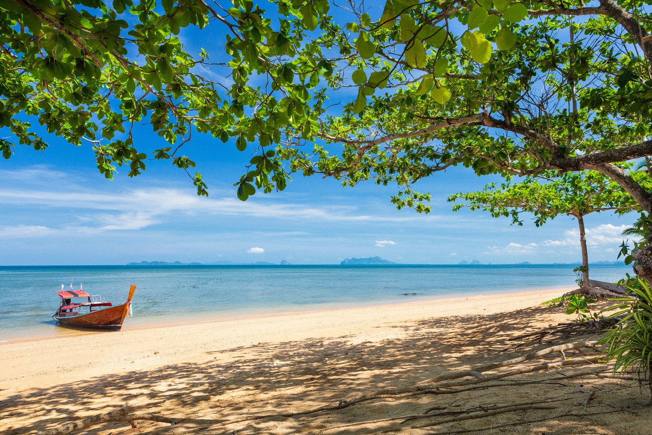 Einsamer Strand auf Koh Libong mit Longtail-Boot