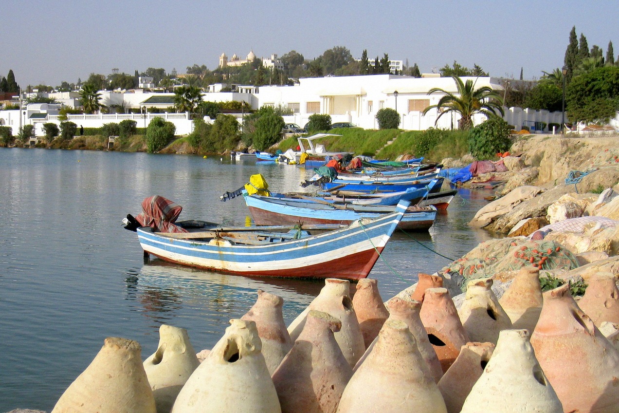 Kleine Fischerboote am Hafen von La Goulette bei Tunis, im Vordergrund traditionelle Tonkrüge als Fischfallen