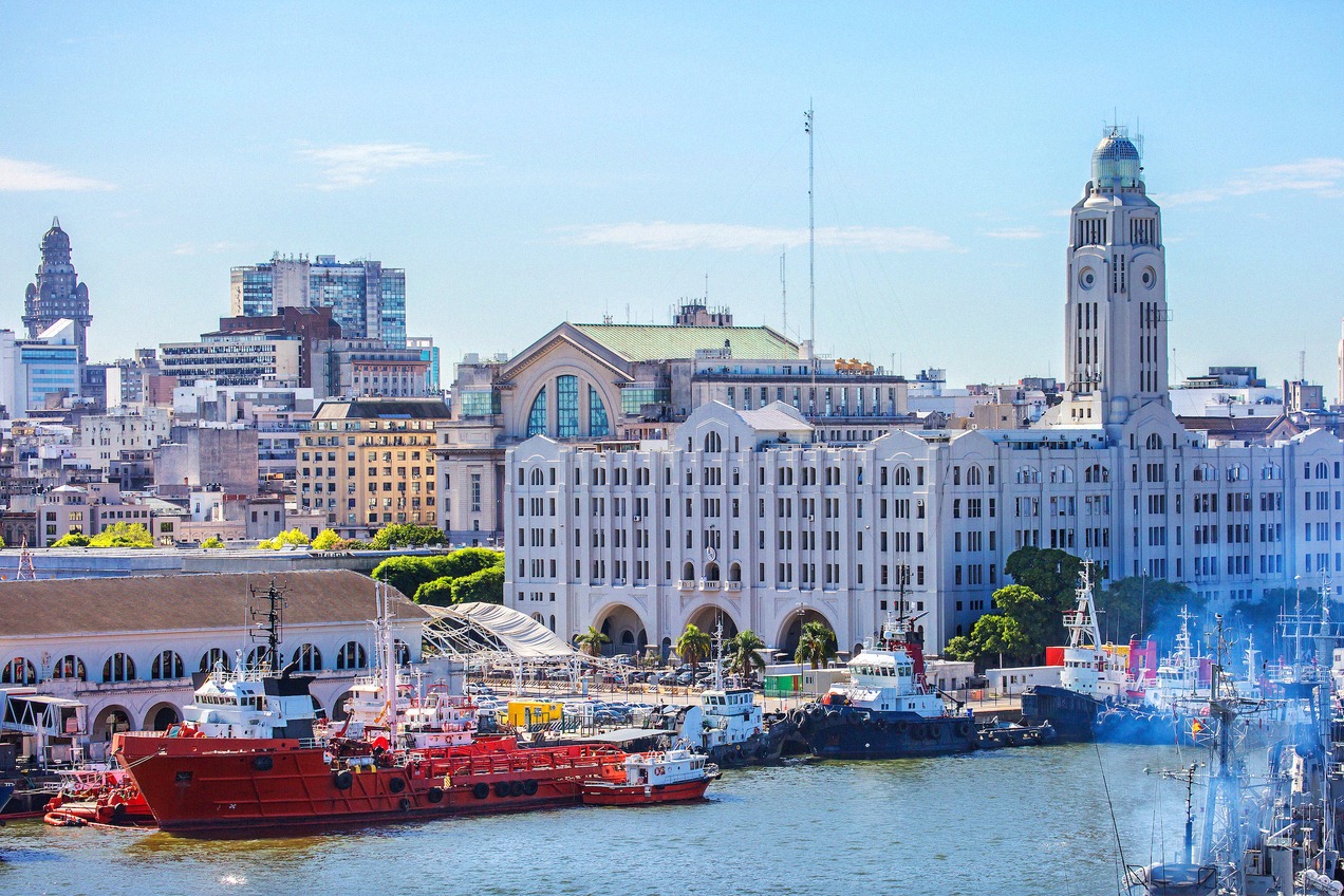 Blick auf den Hafen von Montevideo mit dem markanten Zolltower