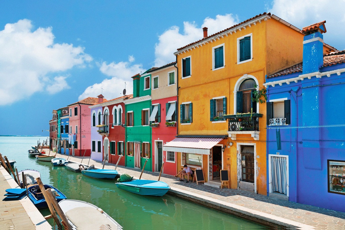 Bunte Fischerhäuser am Kanal von Burano