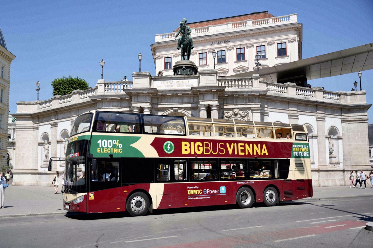 Ein weinrot-beiger Big-Bus-Vienna-Doppeldecker